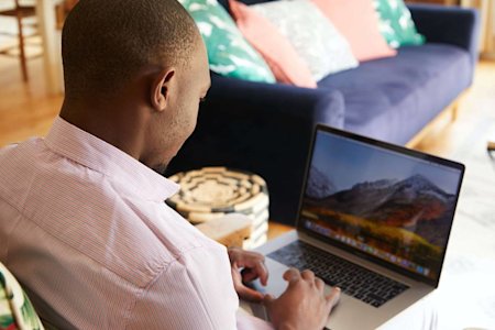 A man using a computer. Cancelling TeamViewer takes many steps