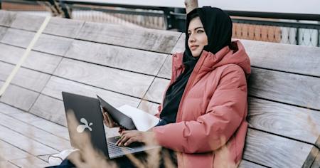 Student learning outdoors, engaged in remote education with Splashtop for seamless online classes