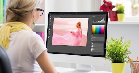 User using Splashtop to connect to the school computer with Photoshop