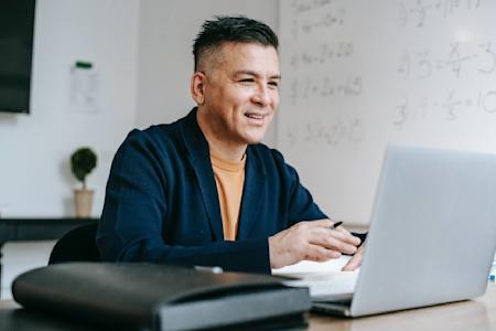 A man using a laptop with Splashtop, saving him 75% per year when compared to LogMeIn pricing.