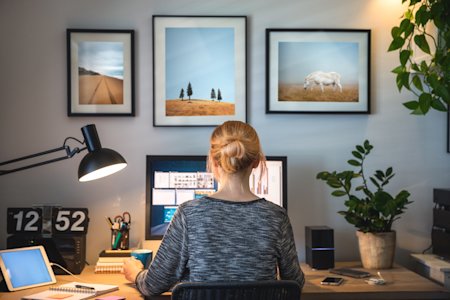 A young woman using Splashtop's remote access software for remote work in 2024.