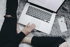A person using Splashtop on a Mac laptop and sending a Ctrl-Alt-Del command to a remote desktop