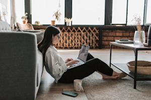 A woman using secure remote desktop software by Splashtop on her laptop to from home.