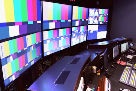 Media professionals remotely accessing radio stations with low latency and 4K resolution