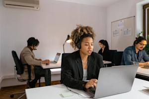A woman in an office using remote maintenance software.