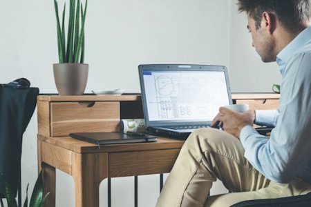 A man remotely accessing another computer from his laptop with Splashtop to run AutoCAD.
