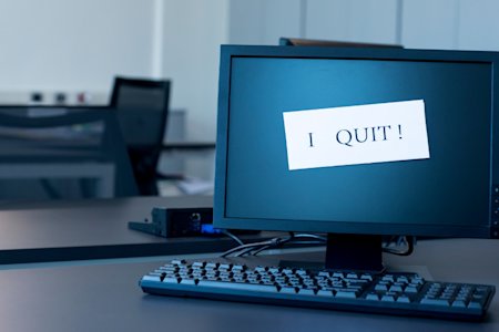 Sticky note on computer screen with the caption I quit written in pen