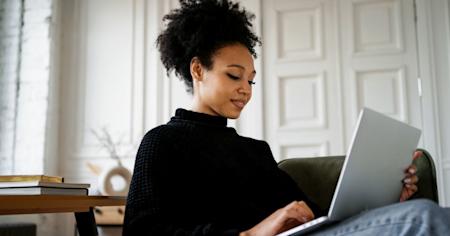 Business CEO swiftly configuring remote access with Splashtop from their computer