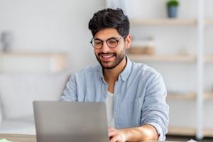 A happy man using Splashtop rather than TeamViewer 14 on his laptop.