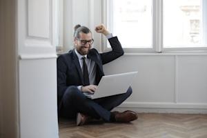 A man in a business suit using Splashtop on his laptop.