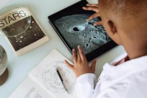 A student using a tablet with Splashtop to remotely access school computing resources.