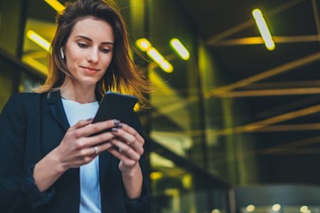 Female executive utilizing the Splashtop Business App on her smartphone