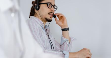An IT support technician providing remote helpdesk support to an end-user by using Splashtop Enterprise.