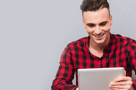 IT technician with a smile on their face, having switched from VNC to Splashtop