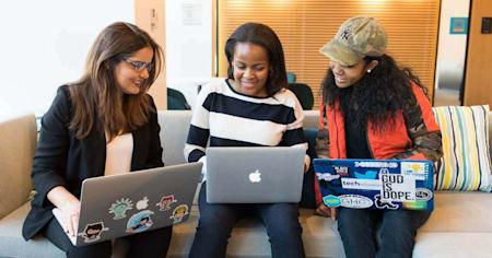 Three students sitting on a couch with their laptops using Splashtop for remote learning.