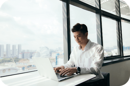 An IT manager using Splashtop Enterprise on his laptop, the best LogMeIn Resolve alternative.