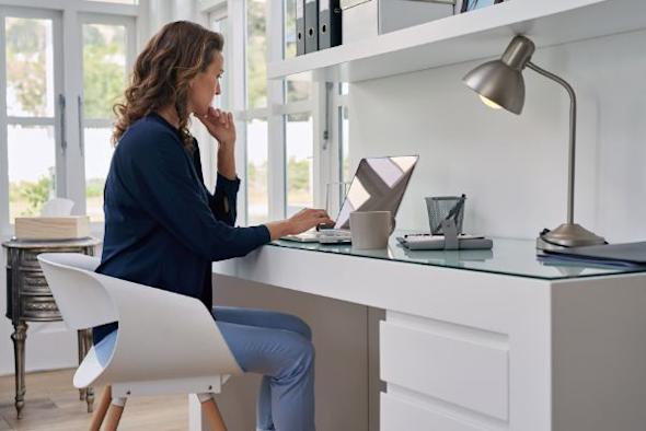 A woman remotely accessing her work computer with Splashtop, the best TeamViewer alternative.