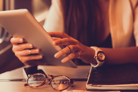 Female IT testing Splashtops Mirroring360 on an ipad PRO