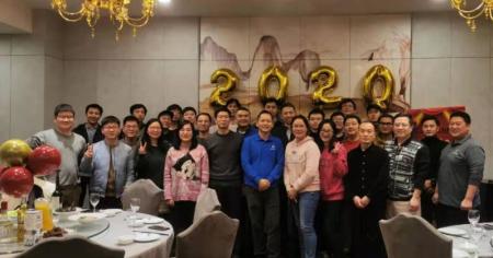 Group of Splashtop team members posing together at a festive event with balloons and '2020'