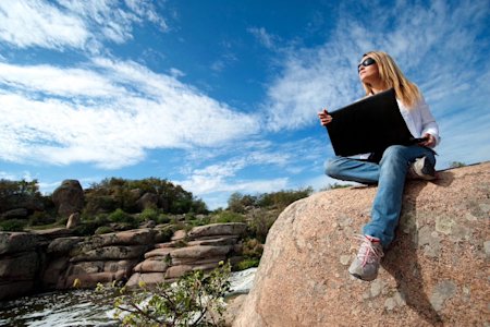 IT student enjoying the outdoors and hybrid learning with Splashtop