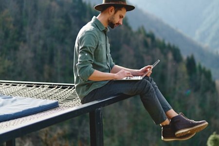 Man outdoors logged in remotely using Splashtop and enjoying flexible work