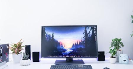 A computer on a desk that was turned on remotely using the Wake-on-LAN feature in Splashtop.