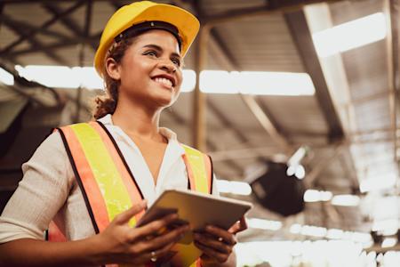 Construction worker using Splashtop on her Zebra device