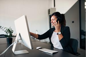 A female IT professional using Splashtop for remote administration.