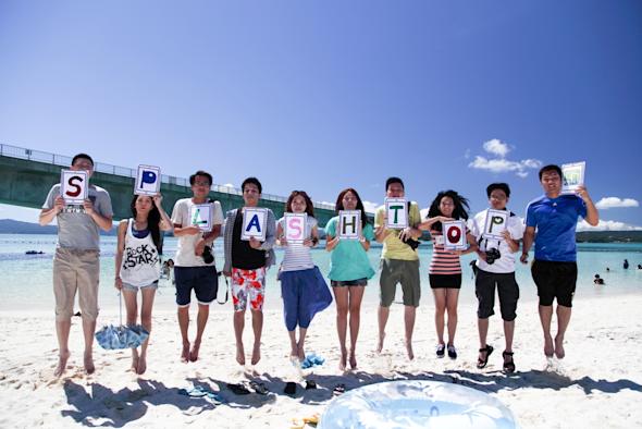 Splashtop employees holding letters to spell Splashtop at the beach